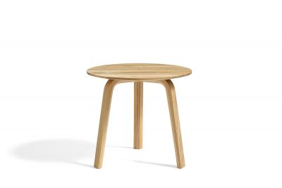 Hay Bella Coffee Table Beistelltisch aus hellem Holz mit runder Tischplatte und drei Beinen.